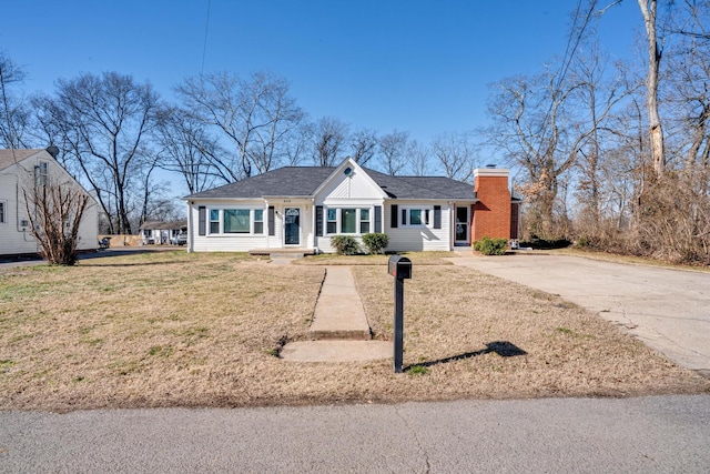 ranch-style house featuring a front yard