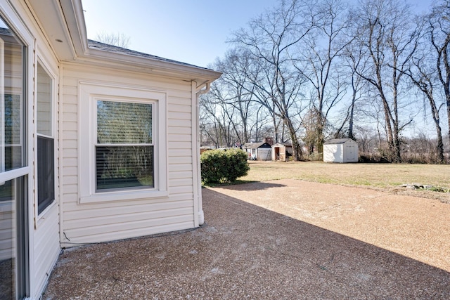 view of yard with a storage shed