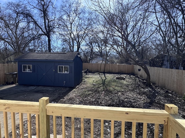 view of yard featuring a shed