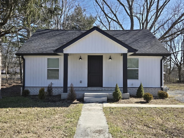 view of front of property with a front lawn