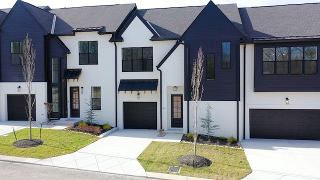 view of front of house featuring a garage and a front yard