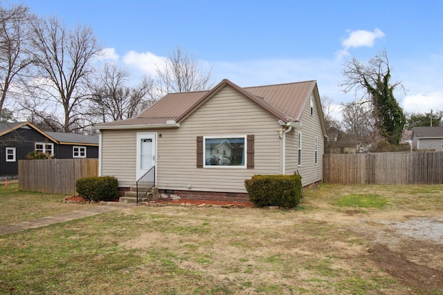 view of front facade featuring a front yard