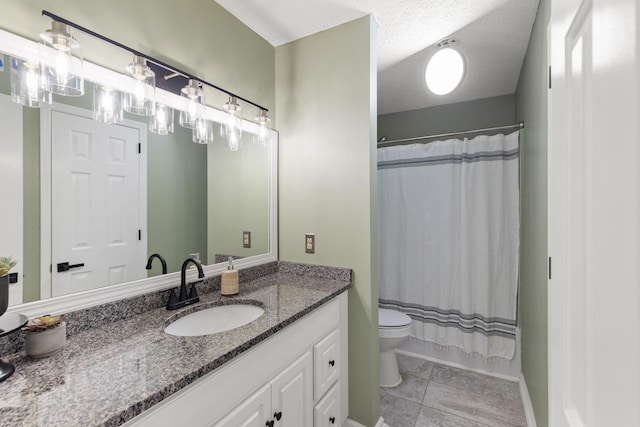 full bathroom featuring shower / bath combo with shower curtain, vanity, toilet, and a textured ceiling