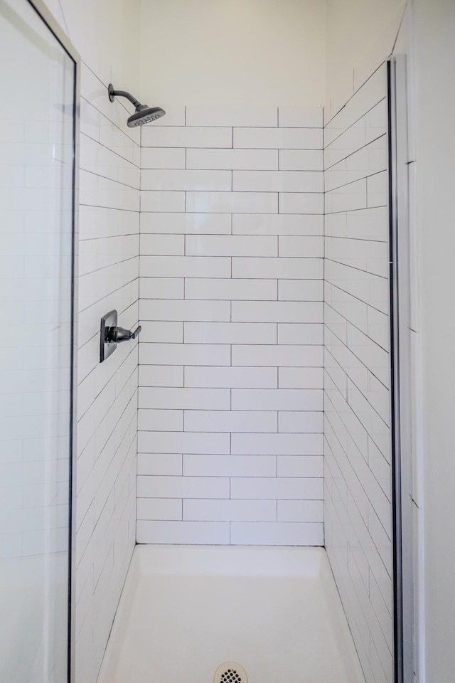 bathroom featuring a tile shower