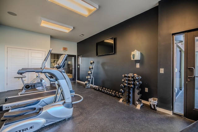 workout area featuring baseboards