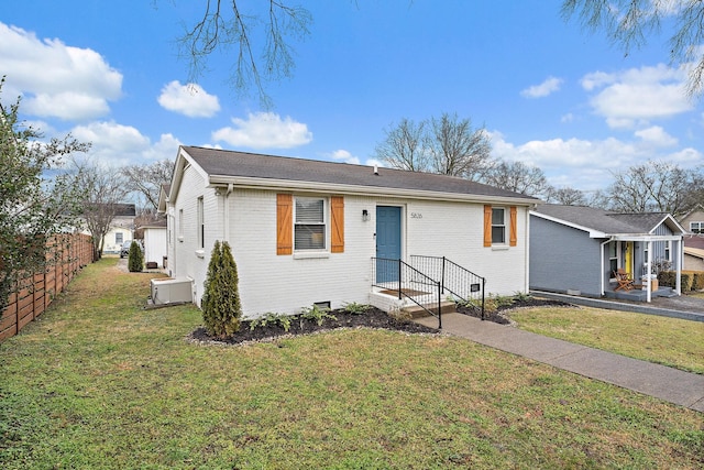 view of front of property featuring a front lawn