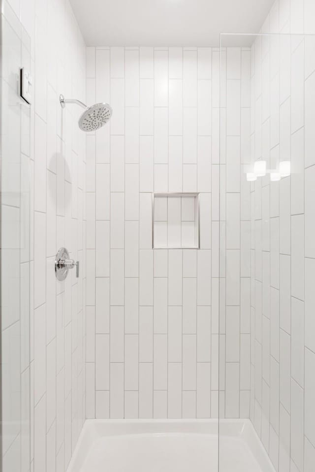 bathroom featuring tiled shower