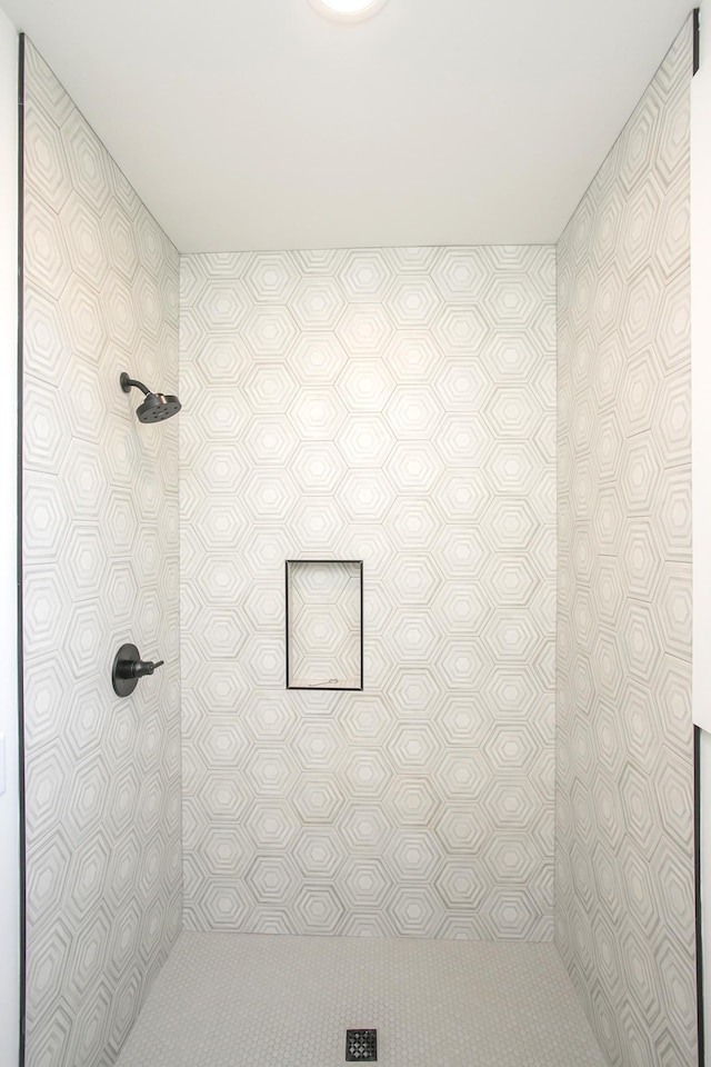 bathroom featuring a tile shower