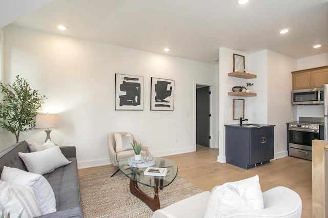 living area featuring light wood-type flooring, baseboards, and recessed lighting