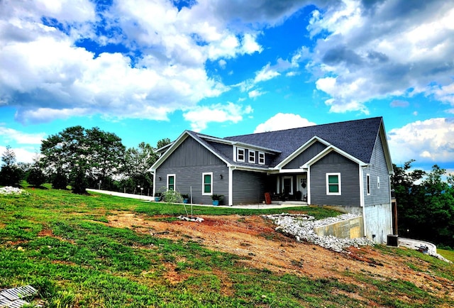 view of front of property featuring a front yard