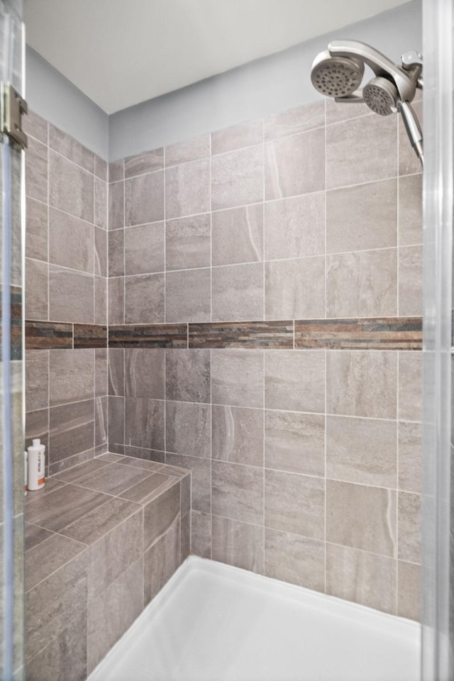 bathroom featuring a tile shower