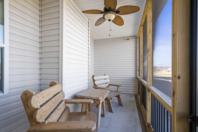 sunroom with ceiling fan