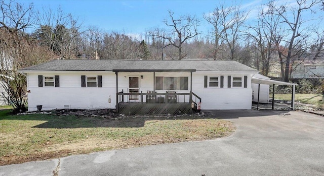 view of front of home featuring a front lawn, a carport, and a porch