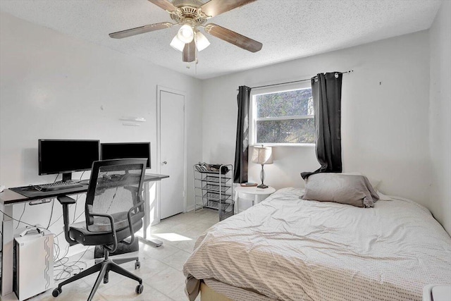 bedroom featuring ceiling fan and a textured ceiling