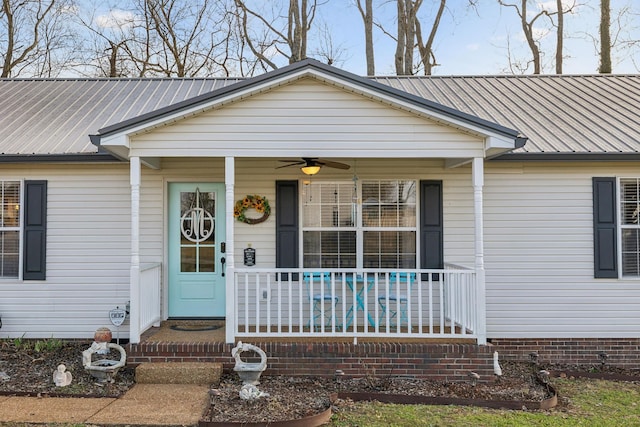 view of front facade featuring ceiling fan and covered porch