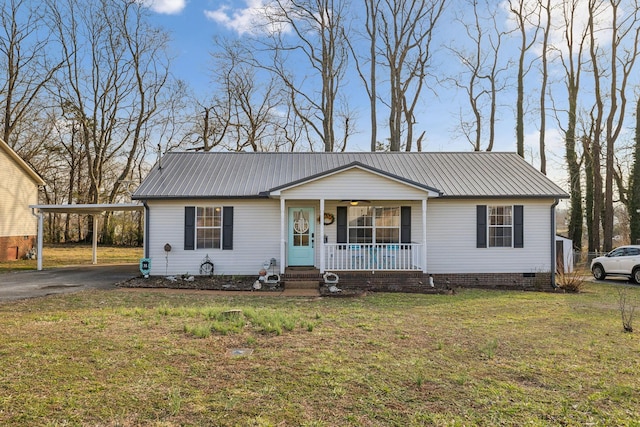 view of front of property featuring a front lawn, a carport, and covered porch