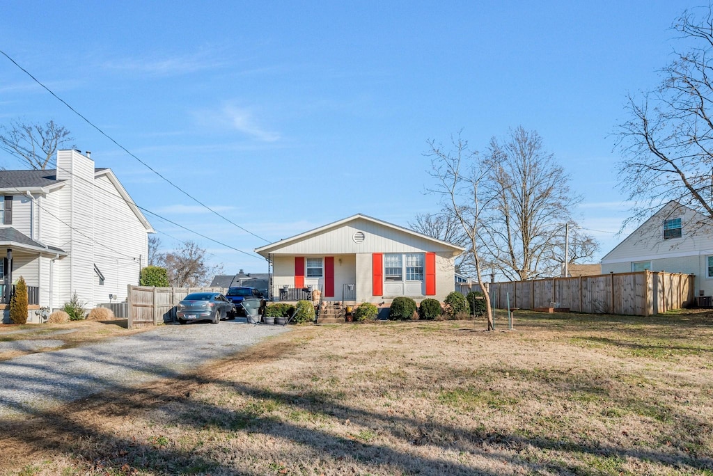 view of front of property featuring a porch and a front lawn