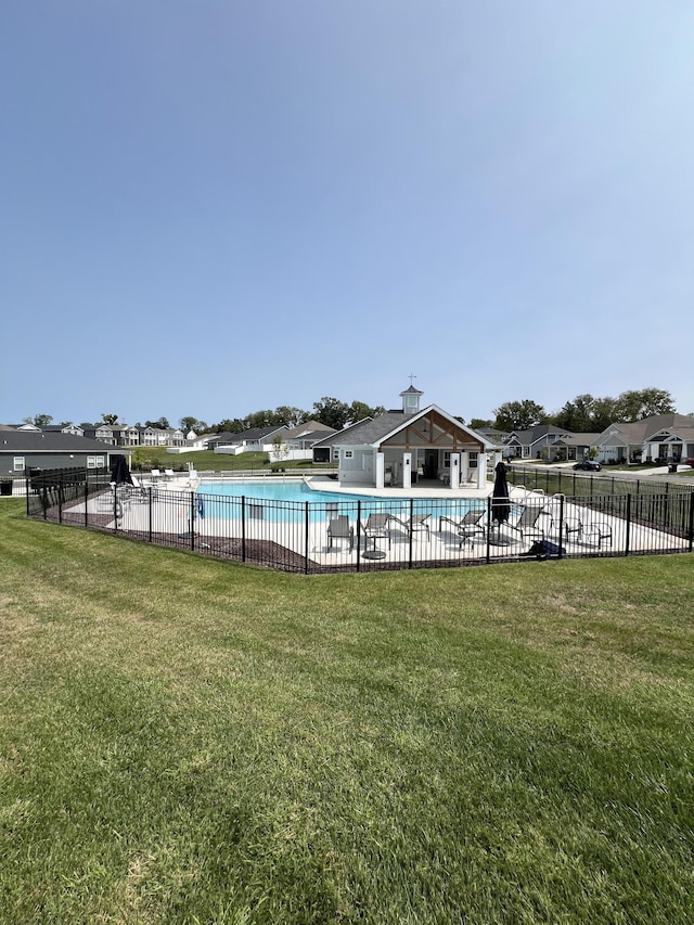 view of swimming pool featuring a yard