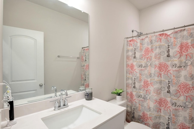 bathroom featuring a shower with curtain, vanity, and toilet