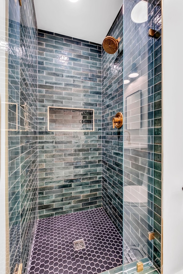 bathroom featuring tiled shower