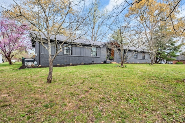 view of front of home featuring a front lawn