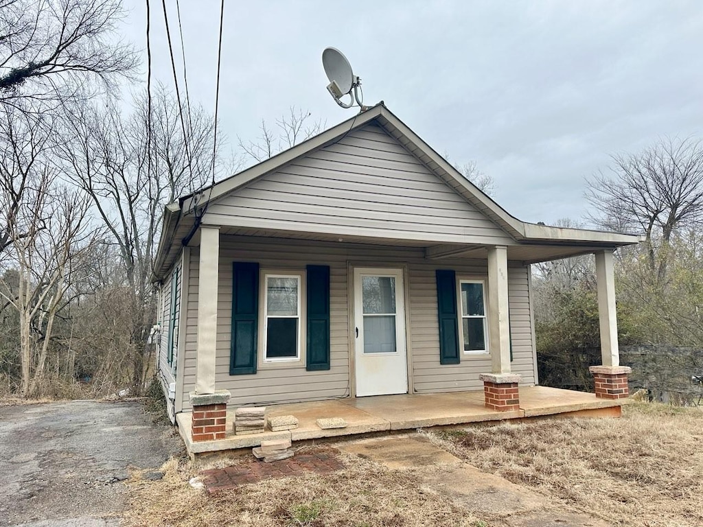 view of front of house with covered porch