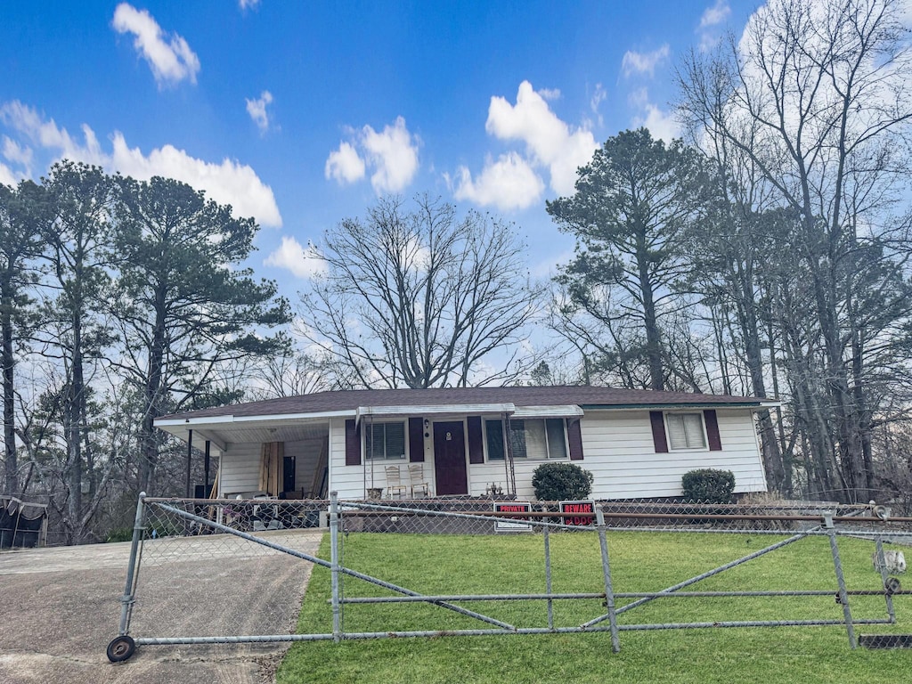 single story home featuring a front lawn