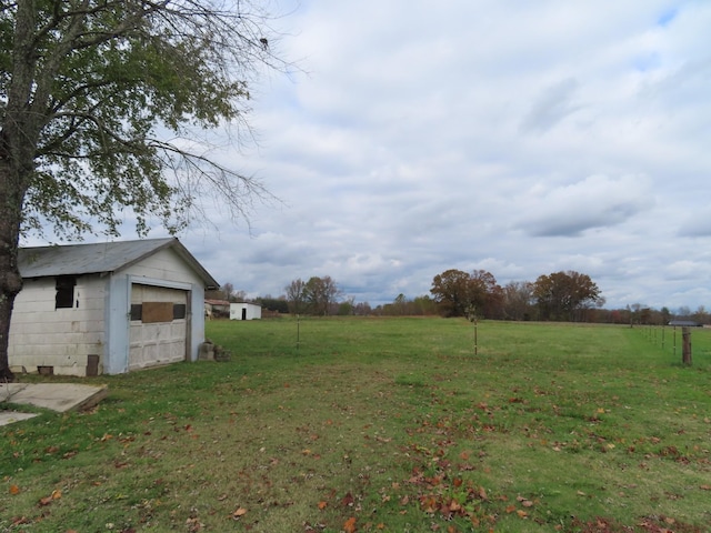 view of yard featuring an outdoor structure and a rural view