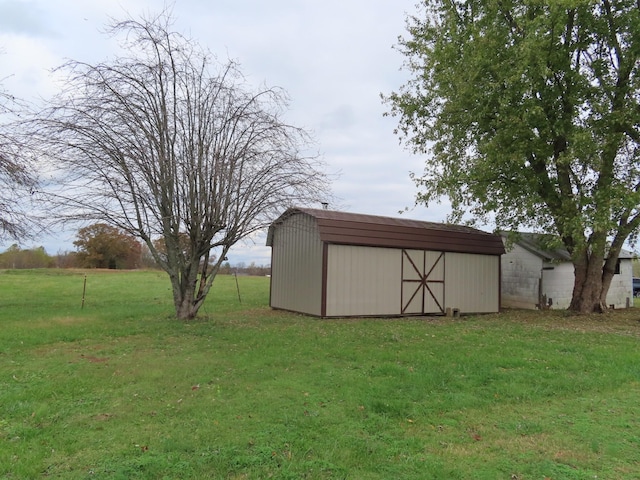 view of yard with a shed