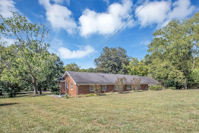 view of front of house featuring a front lawn