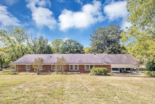 view of front of home featuring a carport and a front yard