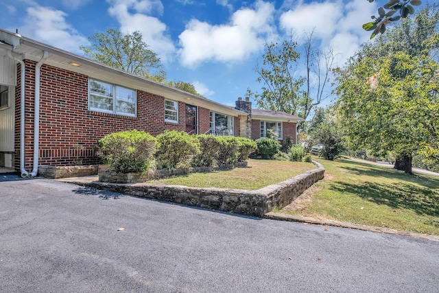 single story home with a front yard