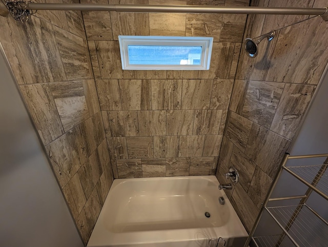 bathroom with tiled shower / bath combo