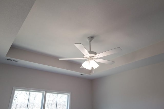 room details featuring ceiling fan