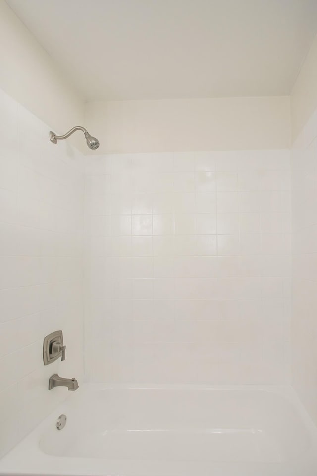 bathroom with tiled shower / bath