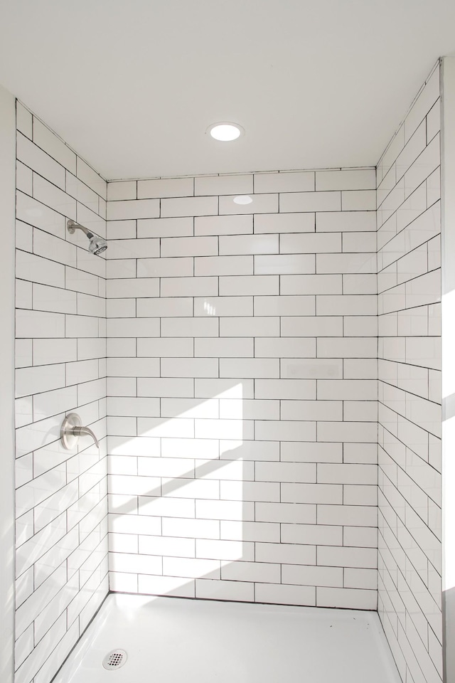 bathroom featuring tiled shower