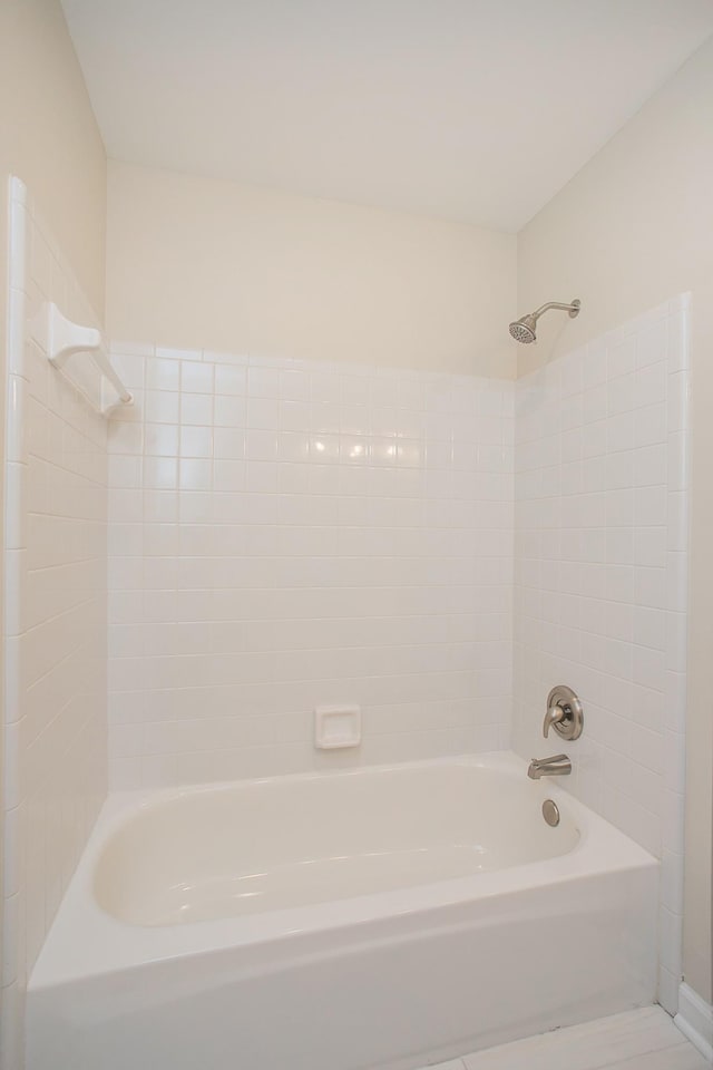 bathroom featuring tiled shower / bath