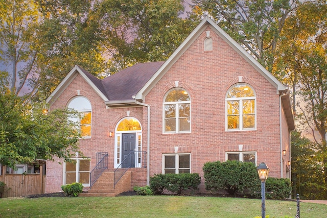 view of front of home featuring a front yard