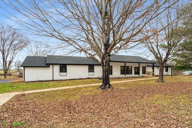 view of front of house with a front lawn