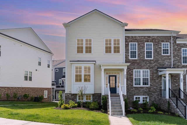 view of front of home featuring a lawn