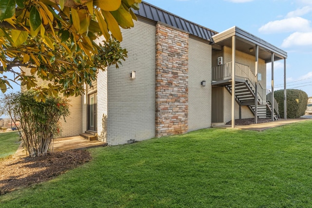 back of house featuring a yard