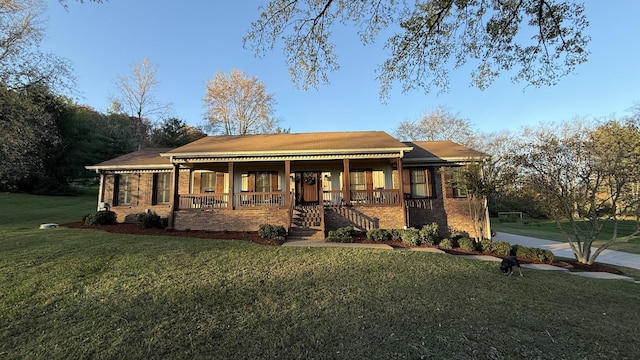 view of front of house with covered porch and a front lawn