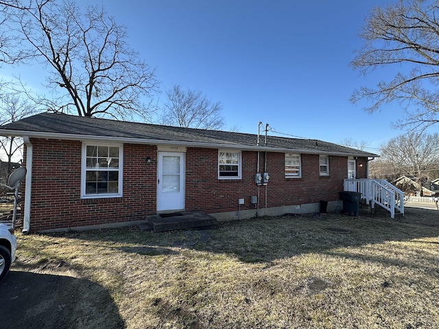 view of front of house featuring a front lawn