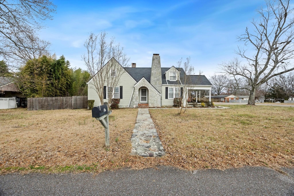 cape cod-style house featuring a front lawn