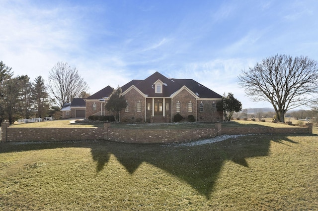 view of front of property featuring a front yard