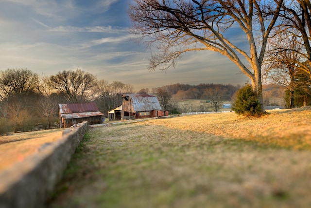 view of yard featuring an outbuilding