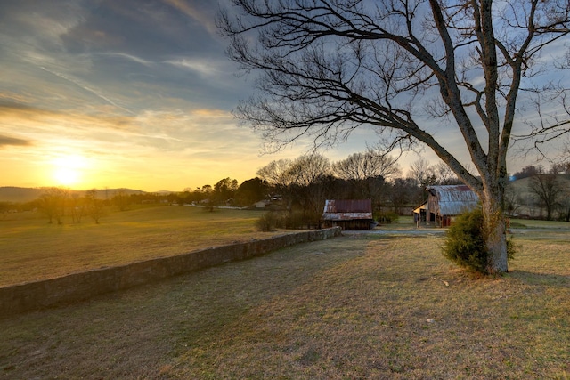 view of yard at dusk