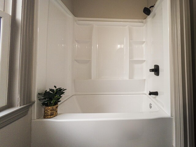 bathroom with washtub / shower combination
