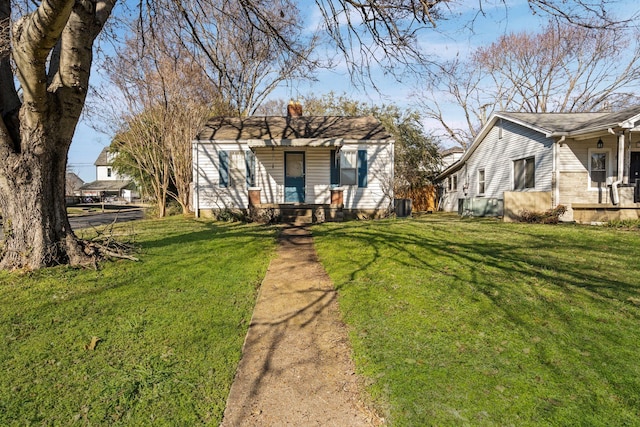 view of front facade with a front yard