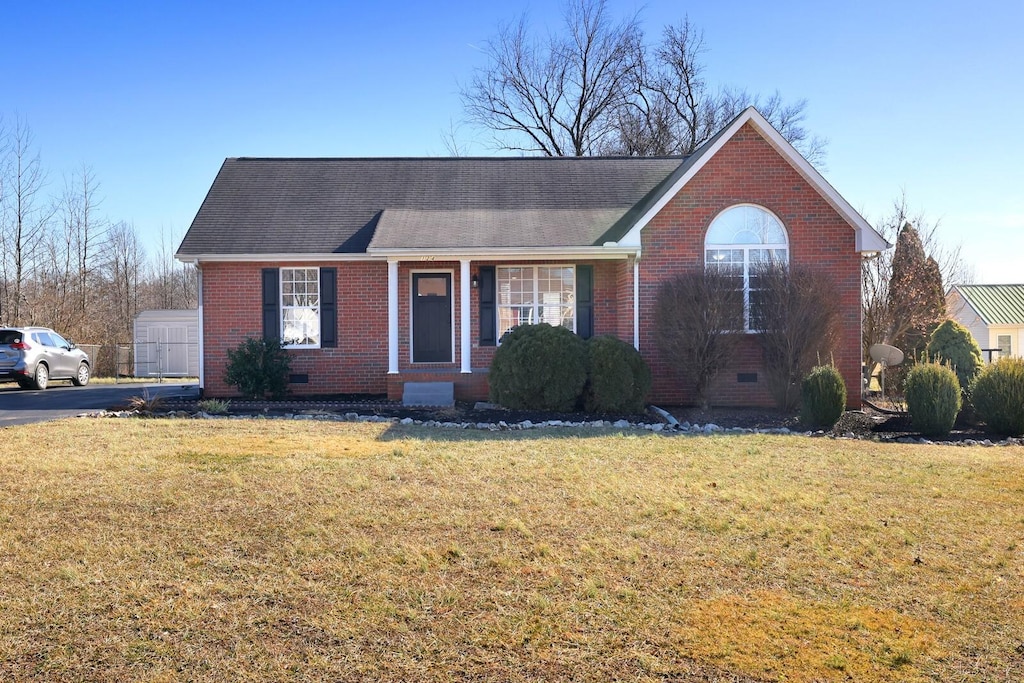 view of front of house featuring a front lawn